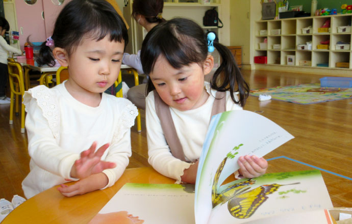 絵本の読み聞かせ